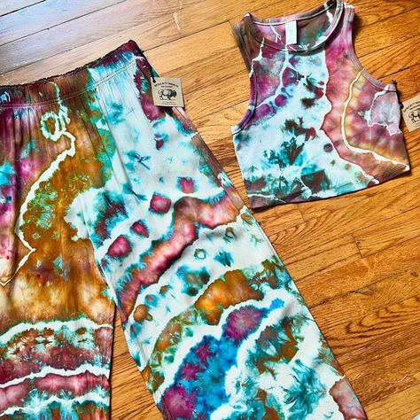 Hippie Outfit Inspo, Hand Dyed Clothing, Ice Tie Dye, How To Tie Dye, Closet Inspiration, Textile Crafts, Hippie Outfits, Shibori, Color Theory