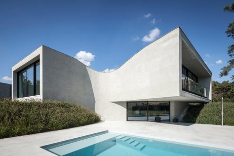 Villa MQ en Belgique par les architectes Bureau O Form Follows Function Architecture, Curved Office, Architecture Concrete, Form Follows Function, Office Architecture, Concrete Architecture, Architectural Services, Curved Walls, Concrete Structure