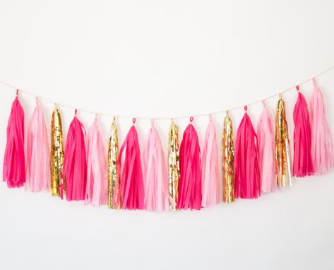 Hot Pink Birthday Party, Gold Tassel Garland, Pink And Gold Decorations, Hot Pink Birthday, Trendy Party Decor, Pink Party Theme, Hot Pink And Gold, Pink Bachelorette, Party Fotos