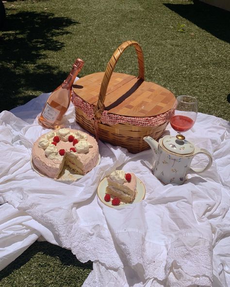 Coquette Picnic, Cottage Core Picnic, Picnic Date Food, Cottagecore Picnic, Picnic Cake, Picnic Birthday Party, Picnic Inspiration, Cute Date Ideas, Picnic Birthday