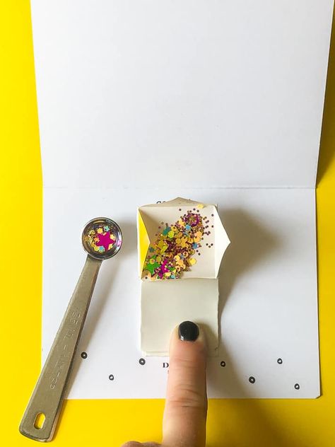 Pop Up Confetti Cards Diy, Confetti Card Diy Exploding, Diy Confetti Card, Diy Birthday Card Ideas Creative, How To Make A Pop Up Card, Pop Up Cards Diy, Confetti Crafts, Diy Pop Up Card, How To Make Confetti