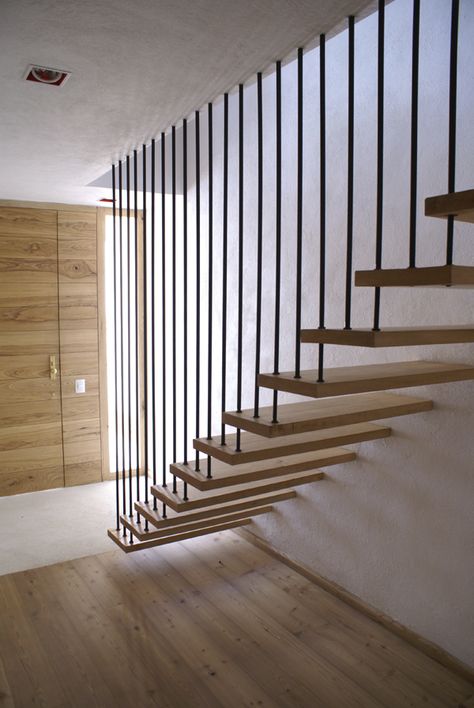 suspended staircase. lovely! Diy Staircase, Escalier Design, Stair Railing Design, Stairway Design, Stairs Design Modern, Staircase Decor, Floating Stairs, Stair Case, Painted Stairs