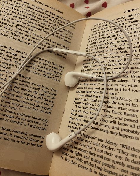 Academia Study, Apple Earpods, Sufjan Stevens, Stud Muffin, Vintage Autumn, Ear Buds, Tumblr Photography, Phone Calls, Music Aesthetic