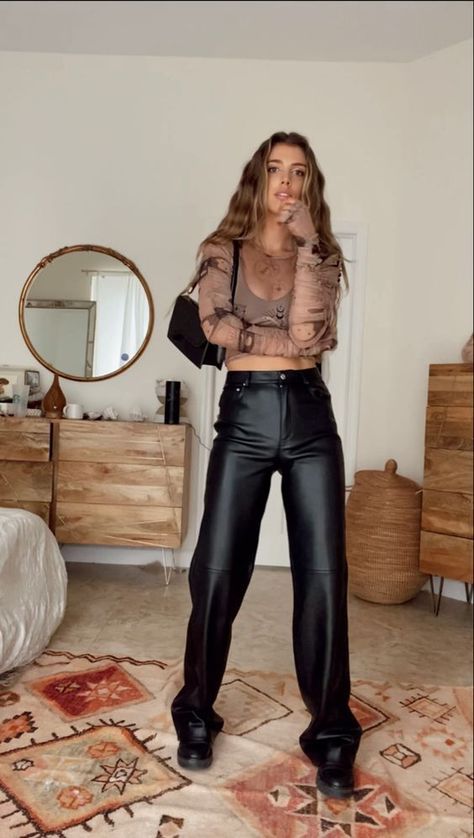 Black Leather Pants Concert Outfit, Leather Straight Pants Outfit, Wide Leather Pants Outfit, Leather Pants Outfit Concert, Leder Hose Outfit, How To Style Black Leather Pants, Leather Pants Sneakers, Styling Leather Pants, Black Leather Pants Outfit