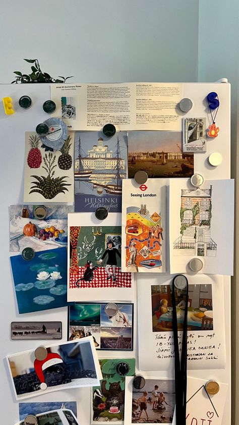 Fridge magnets, post cards, fridge inspiration, home decor, memories Fridge Magnet Decor, Fridge Door Aesthetic, Fridge Aesthetic Magnets, Maximalist Fridge, Fridge Door Decoration Ideas, Fridge With Magnets Aesthetic, Fridge Magnet Aesthetic, Magnets On Fridge, Fridge Door Decor