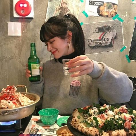 Soju Aesthetic Girl, Friends In Restaurant, Ulzzang Friends, Seoul Korea Travel, Korean Friends, Seoul Travel, South Korea Seoul, Korean Restaurant, Japan Photography