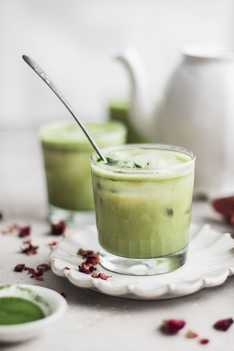 Green tea latte with rose petals and flowers Starbucks Matcha Green Tea, Starbucks Matcha, Matcha Latte Recipe, Matcha Green Tea Latte, Iced Matcha Latte, Matcha Drink, Green Tea Latte, Avocado Smoothie, Iced Matcha