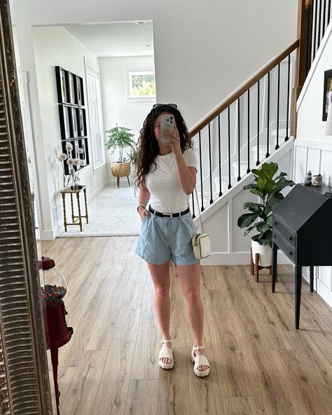 Summer casual outfit with sandals, linen shorts and perfect for a summer lunch Outfit With Sandals, Casual Classy Outfits, Summer Casual Outfit, Summer Lunch, Sandals Outfit, Basic Shorts, Womens Basic, Summer Fashion Outfits, Linen Shorts