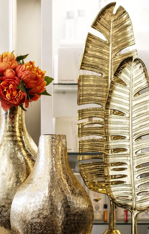 gold home decor and accessories in our toronto showroom - Kimmberly Capone Interior Design Orange And Gold Living Room Decor, Artefacts For Home Decor, Gold Vase Decor, Tattoo Modern, Luxury Home Decor Accessories, Gold Home Accessories, Gold Living Room, Gold Home Decor, Amazing Decor