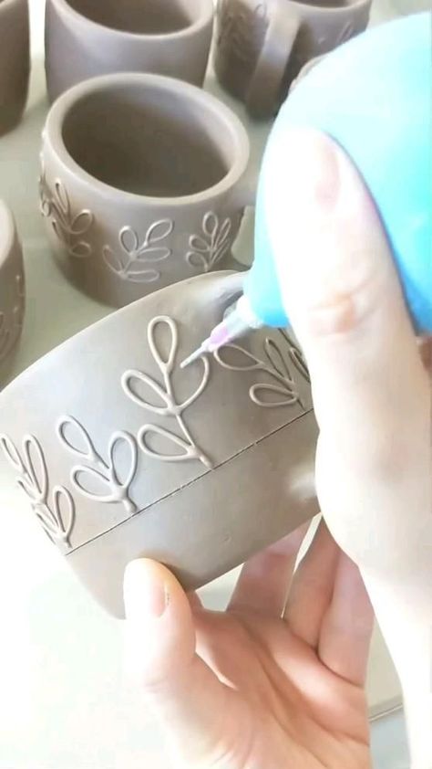 Pottery Slip, Slip Trailing, Art Coquillage, Beginner Pottery, Ceramic Texture, Pottery Painting Designs, Pottery Handbuilding, Keramik Design, Pottery Clay