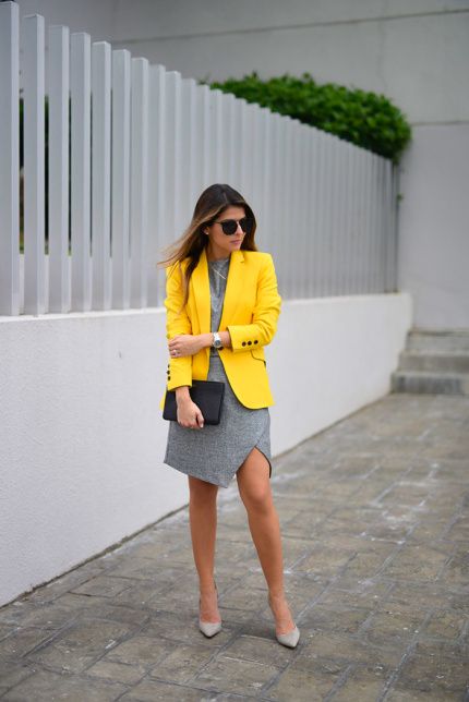 yellow blazer with grey dress Yellow Blazer Outfit, Blazer Street Style, Blazer Outfits Casual, Yellow Blazer, Street Style Grunge, Street Style 2017, Street Style Parisian, London Street Style, Street Style Winter