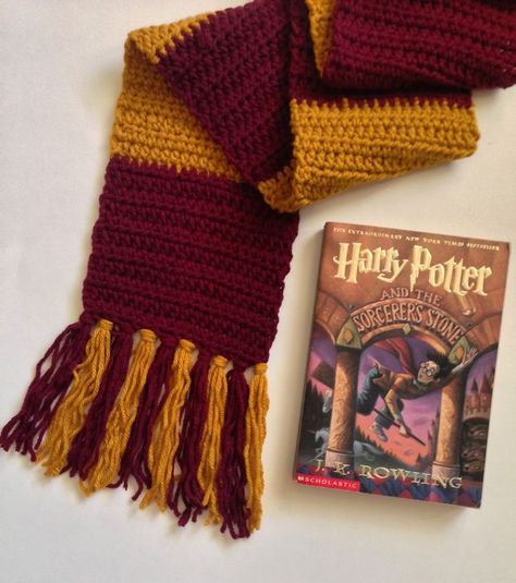 Harry Potter Infinity Scarf Crochet Pattern #pattern #crochet #gryffindor #nosew #DIY #scarf Crochet Patterns Scarf, Infinity Scarf Crochet Pattern, Gryffindor Scarf, Infinity Scarf Crochet, Crochet Scarf For Beginners, Harry Potter Crochet, Blue Crayon, Harry Potter Scarf, Festa Harry Potter