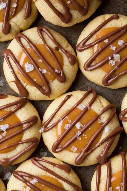 Turtle Thumbprint Cookies, Thumbprint Cookies Christmas, Twix Cupcakes, Dessert Photos, Cookies Thumbprint, Chocolate Thumbprint Cookies, Chocolate Ideas, Thumbprint Cookies Recipe, Twix Cookies