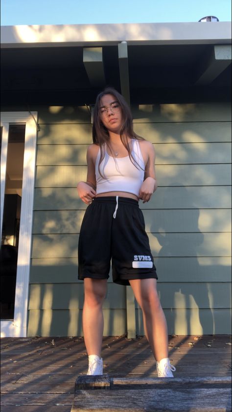 Outfit Ideas Basketball Shorts, Styling Basketball Shorts Women, Grey Basketball Shorts Outfit, Basket Shorts Women, Women In Basketball Shorts, Womens Basketball Outfits, Basketball Shorts Outfit Aesthetic, Basketball Short Outfits Women, How To Style Basketball Shorts Women