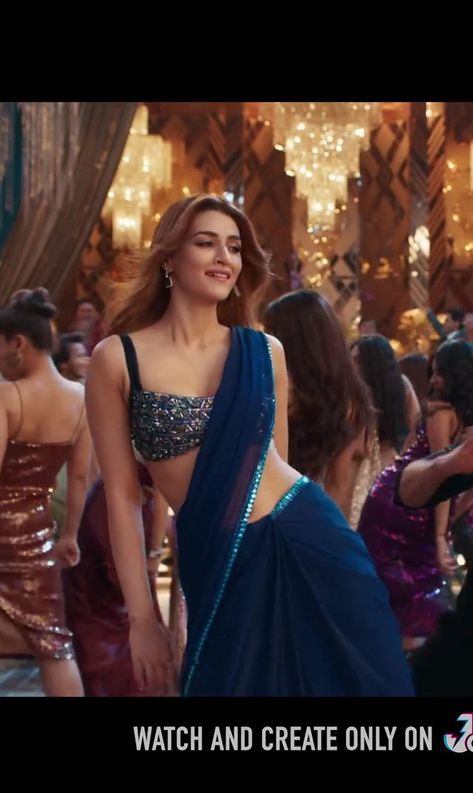 Bollywood Actress In Saree Look, Kriti Sanon Saree Look, Kriti Sanon Blue Saree, Navy Blue Saree Party Wear, Kriti Sanon In Saree, Kartik Kriti, Saree Farewell, Kriti Sanon Saree, Bollywood Theme Party Outfit