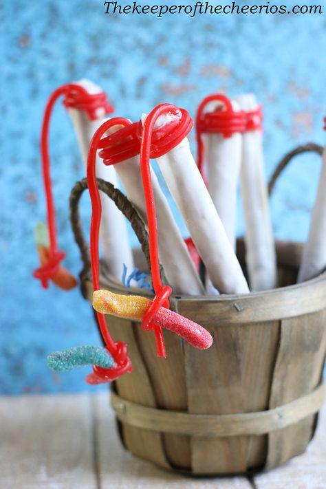 fishing rod pretzels Dipped Pretzels, Licorice Candy, Fishing Poles, Fishing Birthday Party, Chocolate Dipped Pretzels, Pretzel Dip, Diy Desserts, Pretzel Rods, Gummy Worms