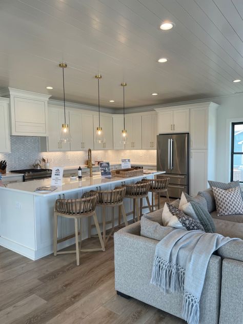 Warm Wood Kitchen, Coastal Modern Kitchen, Small Coastal Kitchen, White Coastal Kitchen, Coastal Kitchen Ideas, Beachy House, Kitchen Coastal, Coastal Kitchen Design, Summer Beach House