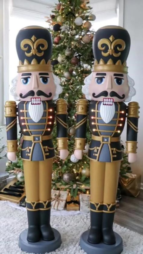 Diy Nutcracker, Floral Christmas Tree, Nut Crackers, Nutcracker Christmas Decorations, Pillow Cases Diy, Christmas Tree Diy, Candy Land Christmas Tree, Xmas Deco, Candy Land Theme