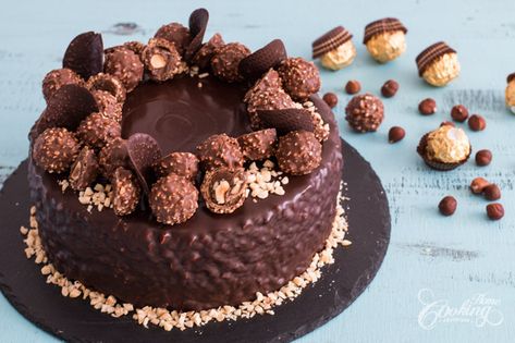 Ferrero Rocher Cake Youtube Cake, Rocher Torte, Rocher Cake, Texas Recipes, Video Cake, Ferrero Rocher Cake, Nutella Frosting, Mini Torte, Rich Cake