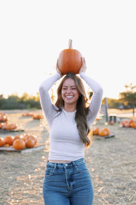 Picture inspiration for couple, pumpkin, patch pictures, Instagram, pose inspiration, Pinterest Pumpkin Patch Poses Alone, Pumkin Patch Pictures, Pumpkin Patch Instagram Pictures, Pumpkin Patch Poses, Pumpkin Patch Photoshoot, Pumpkin Patch Pictures, Fall Pics, Pumpkin Patch Outfit, Pose Inspiration