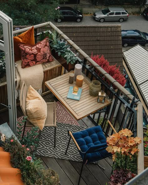 Boho Chic Backyard Oasis Balcony Ideas | Home Decor Oasis Balcony, Boho Chic Backyard, Chic Backyard, Balcony Ideas Indian, Balcony Design Ideas, Balcony Ideas Apartment Outdoor, Small Balcony Design, Apartment Plants, Balcony Ideas Apartment Indian