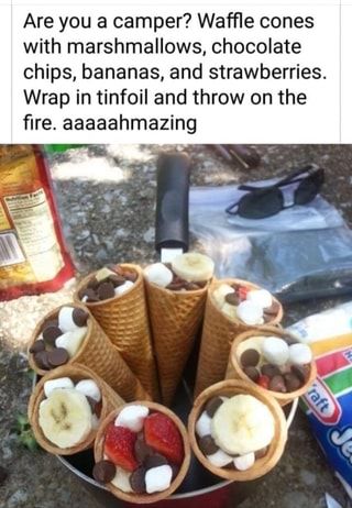 Are you a camper? Waffle cones with marshmallows, chocolate chips, bananas, and strawberries. Wrap in tinfoil and throw on the fire. aaaaahmazing – popular memes on the site ifunny.co Smores Cone, Bonfire Snacks, Fire Pit Food, Campfire Snacks, Campfire Smores, Campfire Desserts, Waffle Cone, Campfire Food, Chocolate Marshmallows