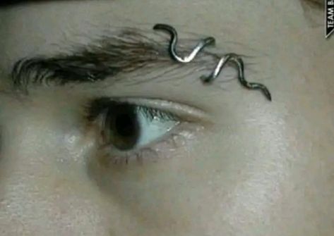 Snake Eyebrow Piercing, Unique Eyebrow Piercing, Male Belly Button Piercing, Cute Facial Piercings, Men's Piercings, 16 Tattoo, Piercing Inspo, Výtvarné Reference, Face Piercings