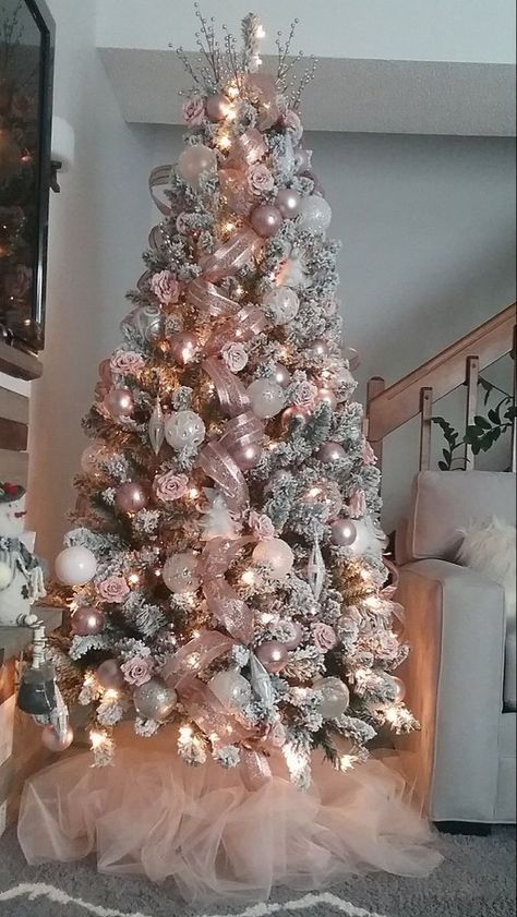 Rose Pink Christmas Tree, Glitter Christmas Decor, Pink Christmas Decorations Tree, Rose Gold Xmas Tree, Rose Gold Christmas Tree Ideas Themed, Mauve Christmas Tree, Christmas Tree Ideas Pink, Pink Themed Christmas Tree, Pink Tree Decorations