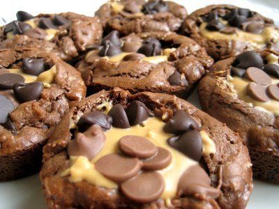 Peanut Butter Cup Brownies, Brownie Cups, Casserole Easy, Peanut Butter Brownies, Peanut Butter Cup, Think Food, Brownie Cookies, Yummy Sweets, Chicken Casserole