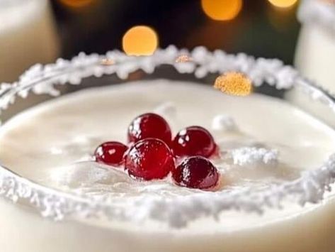 Celebrate the Season with This Festive White Christmas Punch - NewsBreak White Christmas Punch, Holiday Punch Recipe, Christmas Pudding Recipes, Old Fashioned Fudge, Lemon Pie Recipe, White Cranberry Juice, Homemade Eggnog, Christmas Punch Recipes, Coconut Cake Recipe