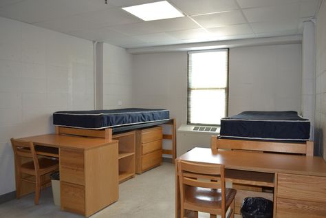 If you are preparing to head to college or are planning to send one of your kids off to begin life in a dorm, here are some important organizing tips that will help you to maximize the VERY limited space that you will find when you arrive on move-in day!  With a little planning and some strate College Dorm Storage, Dorm Room Organization Storage, Dorm Room Essentials List, Dorm Room Organization Diy, Dorm Room Necessities, Dorm Room Layouts, Boys Dorm Room, Room Pics, Closet Diy