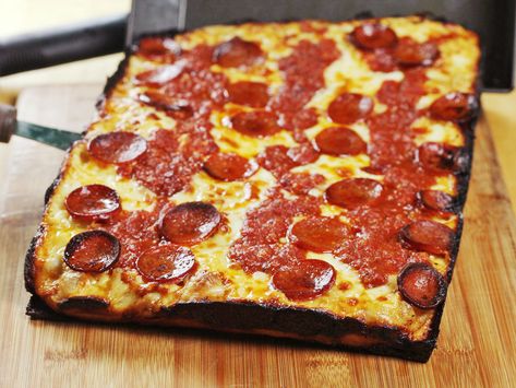 Detroit Style Pizza Recipe, Pan Pizza Recipe, Detroit Style Pizza, Detroit Pizza, Recipes For Dinner Easy, Cheese Crust, Crispy Cheese, Food Lab, Dinner Easy