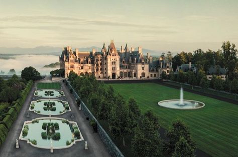 Visiting Asheville with kids: take them to tour the Biltmore. It's amazing. Biltmore Mansion, Cherokee Nc, Vanderbilt Mansions, Biltmore House, Tar Heel, Porch Swings, Carolina Girl, Biltmore Estate, Casa Exterior