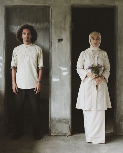 Malay Pre Wedding Photoshoot, Inspirasi Prewedding Hijab, Prewed Vintage Hijab, Prewedding Ideas Casual Hijab Studio, Prewedding Ideas Hijab, Foto Prewedding Muslim, Prewedding Ideas Casual Hijab, Prewed Hijab, Prewedding Jawa