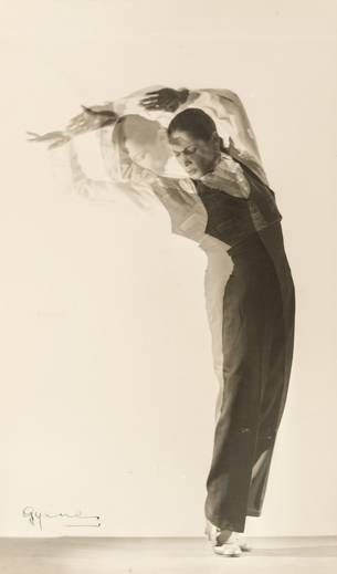 Carmen Amaya fotografiada por Juan de Gyenes. Flamenco Hands, Carmen Amaya, Sketching Inspiration, Trip The Light Fantastic, Dancer Pose, Flamenco Dancer, Foto Portrait, Flamenco Dancing, Flamenco Dancers