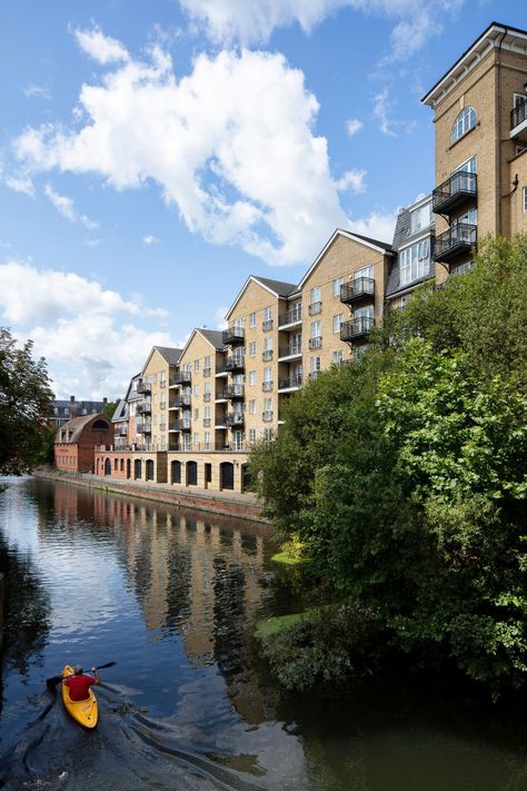 Occupying a regenerated brownfield site alongside the River Kennet, Bear Wharf acts as a local landmark, providing visual variety and a broad mixture of high quality flats, as well as a restaurant and exhibition facilities. Masterplanning by ADAM Architecture. #paintedhouses #riverside #home #urbanplanning #apartment #cityliving #adamarchitecture Adam Architecture, Riverside Apartment, Reading Berkshire, Sims Builds, Apartment Architecture, River Park, London Apartment, City Living, Urban Planning