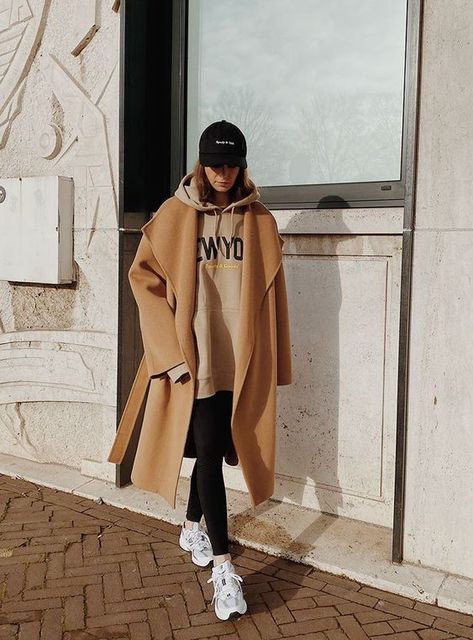 Cool hooded sweatshirts for fall and winter outfits. #hoodies #winterfashion Varsity Fashion, Bekväma Outfits, Winter Mode Outfits, Outfit Invierno, Sporty Casual, Winter Stil, Sporty And Rich, Looks Street Style, Modieuze Outfits