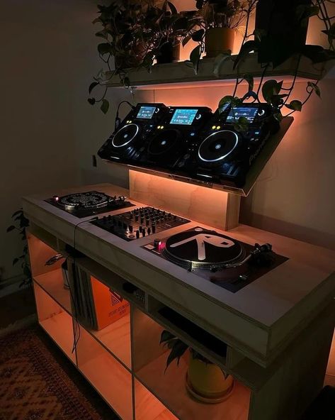 DoYouSpin | How do you like this dj booth?👀 📸 by @vasbos_ booth made by @studioflorianbart Do you want to see more inspiring DJ-booths?😍 Follow:… | Instagram Dj Set Up Aesthetic, Small Dj Setup, Beginner Dj Setup, Dj Corner At Home, Home Dj Studio, Dj Room Ideas, Outdoor Dj Booth, Dj Setup Ideas Home, Home Dj Booth