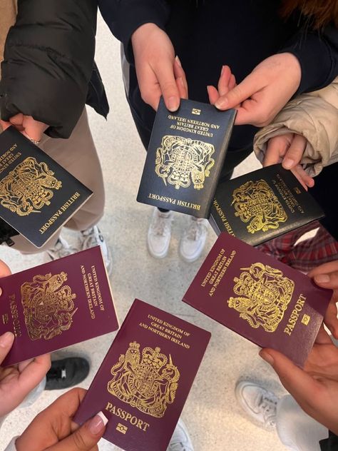 Italy Group Photo, Passport Group Picture, School Trip To France, France School Trip, School Abroad Aesthetic, Iceland School Trip, School Trip To Paris, Uk Passport Aesthetic, School Travel Aesthetic