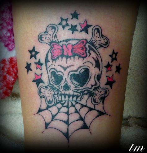 P1070663 Girly Skull Tattoos, Emo Tattoos, Skull Girl Tattoo, Star Tattoo Designs, Sugar Skull Tattoos, Bow Tattoo, Geniale Tattoos, Skull Tattoo Design, Girly Tattoos