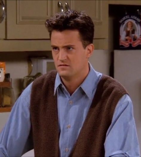 Chandler Bing Haircut, Chandler Bing Hairstyle, Friends Movie, Chandler Friends, Friends Cast, Friends Season, Friends Moments, Chandler Bing, Central Perk