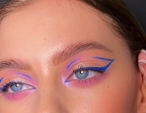 Eyeliner Looks For Green Eyes, Chromatic Eyeliner, Eye Looks With Gems, Color Liner Makeup Eyeliner, Graphic Eyeliner Ideas Colorful, Beginner Graphic Eyeliner, Eyeliner Styles Colorful, Makeup Ideas Rainbow, Neon Makeup Ideas Eye