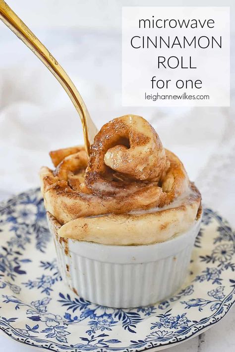 All you need are a few pantry ingredients, about 5 minutes and you can enjoy an ooey, gooey and delicious microwave cinnamon roll. It's the perfect way to satisfy that craving without over indulging with a whole batch of cinnamon rolls! Cinnamon Roll For One, Microwave Cinnamon Roll, Microwave Mug Recipes, Cinnamon Desserts, Microwave Dessert, Batch Recipes, Microwave Baking, Cinnamon Rolls Easy, Pantry Ingredients