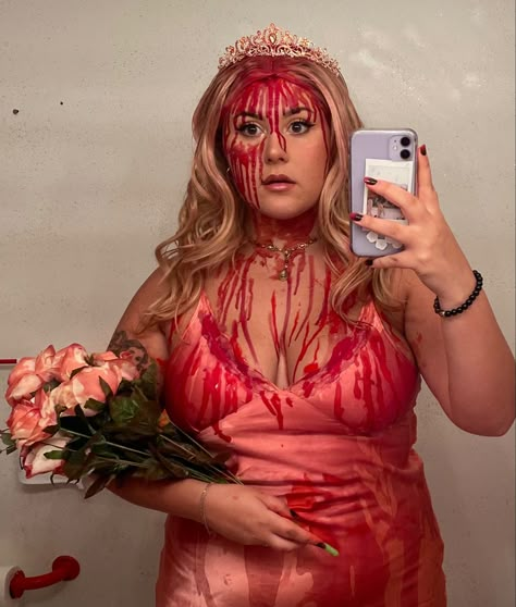 Unique Horror Costumes, Stephen King Halloween Costumes, Carrie Halloween Costume Aesthetic, Carrie Halloween Makeup, Carrie Halloween Costume Diy, Carrie Fantasia, Carrie Costume Aesthetic, Carrie Halloween Costume Makeup, Fantasia Carrie