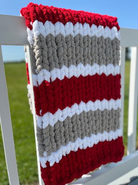 Chunky Knit Blanket Ohio State Blanket Hand Knit Blanket - Etsy Hand Knit Blanket Chunky, Chunky Knit Blanket Pattern, Chunky Yarn Blanket, Finger Knitting Projects, Chunky Crochet Blanket Pattern, Hand Knitting Diy, Chunky Knit Throw Blanket, Blanket Craft, Chunky Crochet Blanket