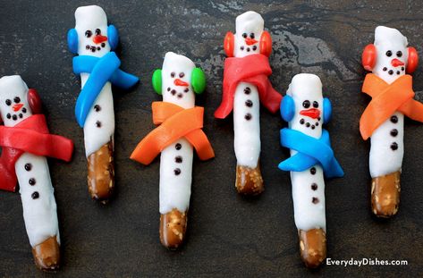 Pretzel rod snowmen recipe - Everyday Dishes & DIY Snowman Pretzel Rods, Winter Snacks, Christmas Pretzels, Pretzel Snacks, Pretzel Treats, White Chocolate Candy, Diy Dish, Pretzel Rods, Melting White Chocolate