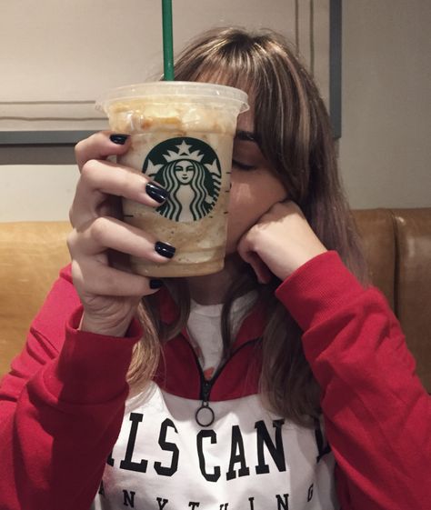 Starbucks Pictures Ideas, Starbucks Poses Instagram, Starbucks Poses, Artsy Aesthetic Photography, Starbucks Photo, Portrait Ideas Art, Photography Portrait Ideas, Photography Ideas Aesthetic, Aesthetic Photography Ideas