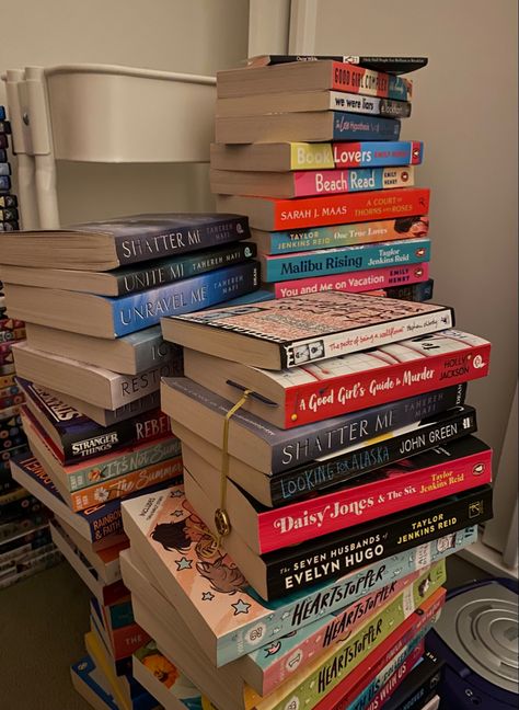 Books Stacked, Productivity Books, Bookshelf Inspiration, We Were Liars, Reading Motivation, Book Annotation, World Of Books, I Love Reading, Beach Reading