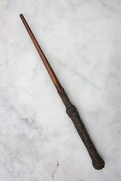 Harry Potter Stick, Wand Tutorial, Garrick Ollivander, Wand Diy, Dragon Heartstring, Harry Porter, Harry Potter Cosplay, Wizard Wand, Wood Core