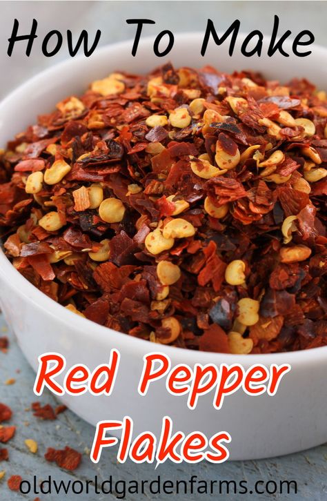 How To Make Red Pepper Flakes, Homemade Red Pepper Flakes, Diy Red Pepper Flakes, Red Pepper Flakes Recipes, Cayenne Pepper Recipes, Cayenne Pepper Powder, Dehydrating Food Storage, Food Dehydration, Dehydrated Foods